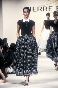 840931406_PierreBalmain1994WomenRTW48.thumb.jpg.7ac09ea6be70760e709728b9efd519e9.jpg