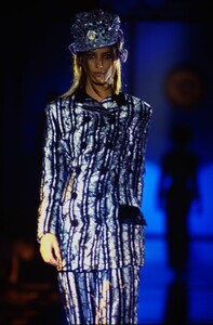 936625915_versace-hc-fw-1993(7).thumb.jpg.2ad6583a6c2935ec0d363150107b7009.jpg