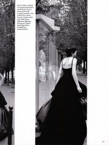 Ball_Gowns_Borthwick_Vogue_Italia_September_1995_08.thumb.jpg.3fda2f1c5659c04f7bea162273b0e75a.jpg