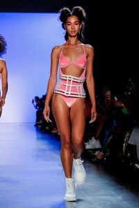 Chromat-RTW-SS20-New-York-5398-1567914014.thumb.jpg.d3d5074bc7ce81859d619ef0fd4bb4b7.jpg