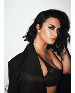 Demi-Lovato-by-Angelo-Kritikos-Photoshoot-2019-adds-02.thumb.jpg.94dff2e16380ba0f68f04a8ad7248e91.jpg