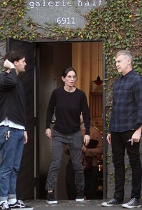 courteney-cox-leaving-galerie-half-in-hollywood-12-17-2019-1.thumb.jpg.99adf3ac4c03ba34927bf5910c399208.jpg