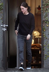 courteney-cox-leaving-galerie-half-in-hollywood-12-17-2019-2.jpg