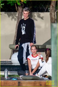 dua-lipa-cute-pda-with-anwar-hadid-yoga-session-01.jpg