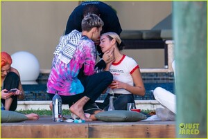 dua-lipa-cute-pda-with-anwar-hadid-yoga-session-03.jpg