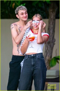 dua-lipa-cute-pda-with-anwar-hadid-yoga-session-05.jpg