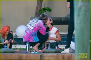 dua-lipa-cute-pda-with-anwar-hadid-yoga-session-06.jpg