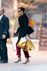 irina-shayk-with-bags-of-presents-12-25-2019-1.thumb.jpg.69424a784db434b894ec85333e07e647.jpg