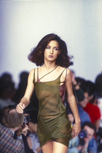 john-galliano-ss-1991-5.thumb.jpg.b091eff70ccc9eb902b3923f14600a9c.jpg