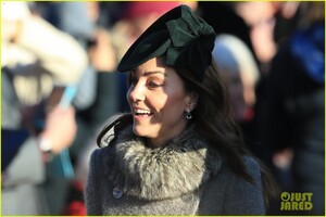 kate-middleton-christmas-outfit-choice-01.jpg