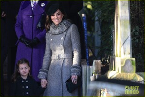 kate-middleton-christmas-outfit-choice-03.jpg