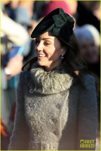 kate-middleton-christmas-outfit-choice-06.jpg