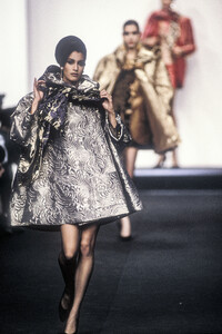 pierre-balmain-fw-1991-2.thumb.jpg.29158347d440e2cd3734ef39ee2d5db6.jpg