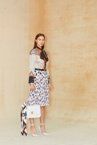 00001-BURBERRY-COLLECTION-PRE-FALL-2020.thumb.jpg.e762c064b97dde98c779c87f895e0850.jpg