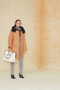 00006-BURBERRY-COLLECTION-PRE-FALL-2020.thumb.jpg.4d2f8ab5ab1921816bac8da57f378f5b.jpg