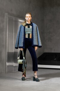 00011-fendi-pre-fall-2020.thumb.jpg.7422fac49b86dd7516f6b5480551089f.jpg