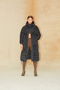 00013-BURBERRY-COLLECTION-PRE-FALL-2020.thumb.jpg.4c60d49071f58c6152dcece16bbc3183.jpg