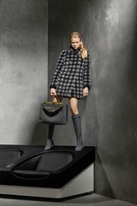 00015-fendi-pre-fall-2020.thumb.jpg.18efd89dee476df81afd661a0800b326.jpg