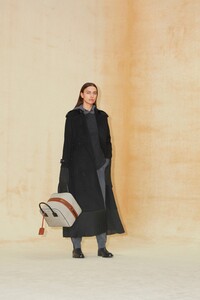 00016-BURBERRY-COLLECTION-PRE-FALL-2020.thumb.jpg.54bdf967fb90c53e3bf6793f30cbbab9.jpg