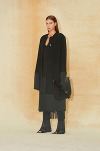 00019-BURBERRY-COLLECTION-PRE-FALL-2020.thumb.jpg.2e90a38aed95293d8a8c5165636a028a.jpg