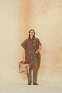 00024-BURBERRY-COLLECTION-PRE-FALL-2020.thumb.jpg.634ac22bf1610e6c9e2a9db3de81ecef.jpg