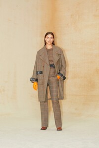 00026-BURBERRY-COLLECTION-PRE-FALL-2020.thumb.jpg.be220b80f878e9f45bc03304e9d6abb6.jpg