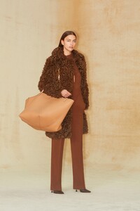 00028-BURBERRY-COLLECTION-PRE-FALL-2020.thumb.jpg.f0ea5cb1e57723e0d314d133838fc18f.jpg