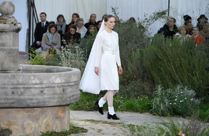 1022873161_ChanelRunwayParisFashionWeekHauteCoutureErbQqXmO3yJx.thumb.jpg.774262d752bbd9e6a9e920c221b43e60.jpg