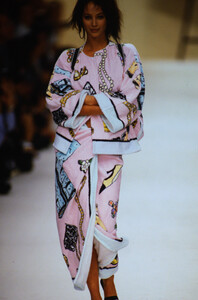 1057178098_chanel-ss-1994(16).thumb.jpg.a360d1383286a27d5b295135c69cda66.jpg