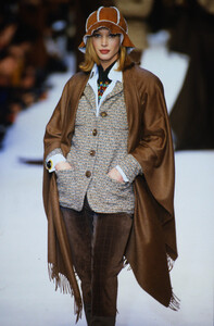 1075870287_chanel-fw-1992(6).thumb.jpg.068d2cd3260e4f886c0508a4bd3fcdc0.jpg