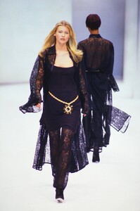 1100632973_salvatore-ferragamo-fw-1993(1).thumb.jpg.55f18835e3c04e77b3d719988aff0727.jpg