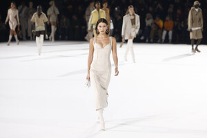 1105747314_JacquemusRunwayParisFashionWeekMenswearayoy74AcA0Yx.thumb.jpg.16358bc1389abca35f92e664ac9c7fc9.jpg