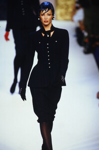 1143050690_chanel-hc-fw-1992(9).thumb.jpg.0888a443d4858abcc6db68406d3a7f67.jpg