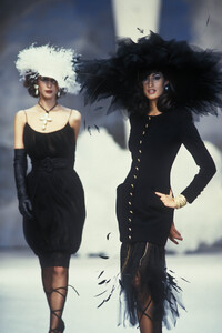 1159995477_Chanel1992HauteCouture96.thumb.jpg.a30cf16f9cb46b58121dc4d51baf660a.jpg