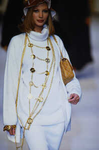 1193805552_chanel-fw-1992(10).thumb.jpg.a97416b69eefb918a853fedbdb102a1b.jpg