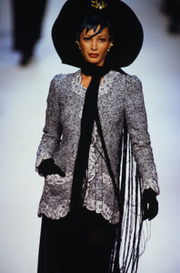 1228112190_chanel-hc-fw-1992(1).thumb.jpg.44438ece514dd5c8e33009395363ad84.jpg