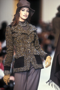 1228218094_Chanel1992WomenRTW10.thumb.jpg.6ef788a77aafed7d9d7ebee92dc8015f.jpg