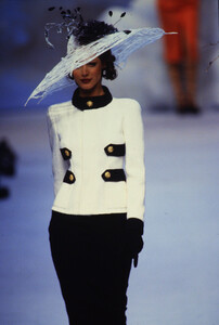 1255965236_chanel-hc-ss-1992(12).thumb.jpg.9b679cc736d7c817a82b4f0a1c4a720a.jpg