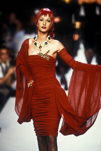 1261401705_Chanel1992HauteCouture15.thumb.jpg.e5d82fa562b522556ec7c0d89700e94b.jpg