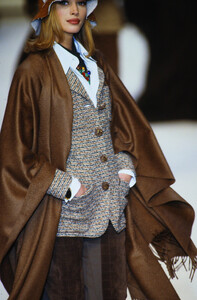 1268682438_chanel-fw-1992(5).thumb.jpg.ee57b43f7bd5dd63450f924d10f8df64.jpg