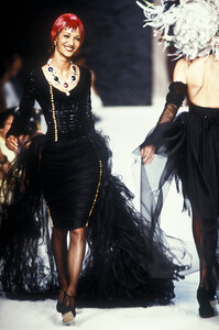 1336154213_Chanel1992HauteCouture132.thumb.jpg.1e24ea29f084edf3671eb3f17da23934.jpg