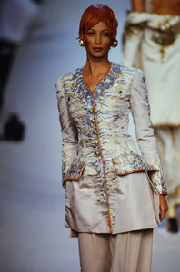 1353981194_chanel-hc-fw-1992(13).thumb.jpg.be8981ea82072138467b800b253885be.jpg