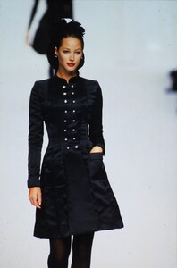 1377066297_chanel-hc-fw-1994(2).thumb.jpg.fe3c350e958922825500b9326c1fc6d5.jpg