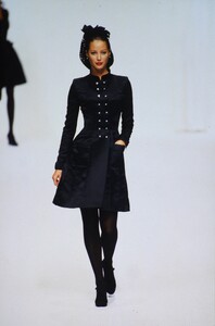 1399006133_chanel-hc-fw-1994(1).thumb.jpg.e7baeeb4496e9e8a8247c67ffe9464f6.jpg