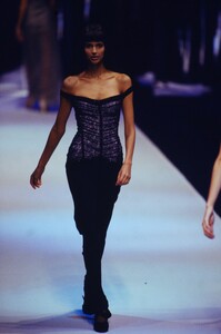 1425343462_herve-leger-fw-1997(12).thumb.jpg.509cc5475bf77c2ce6a171dbe75f9a42.jpg