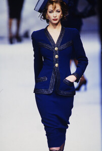 1445612921_chanel-hc-ss-1992(6).thumb.jpg.900cfca06f71a1eb7edbc3d32ca0c327.jpg