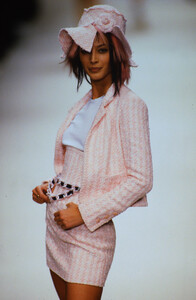 1550168374_chanel-ss-1994(4).thumb.jpg.eb21e0728309e1a30557f65c65cae584.jpg