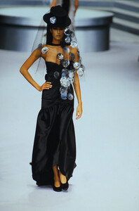 1631346802_chanel-hc-fw-1995(14).thumb.jpg.1f5655275aea250fedbe9c75e28cbc86.jpg