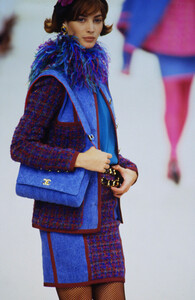 1696981155_chanel-fw-1991(17).thumb.jpg.f495d89c6e4b548ed06717777be886ec.jpg