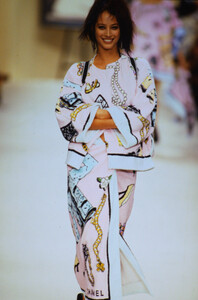 1705400208_chanel-ss-1994(13).thumb.jpg.5a9c44347a473a0773c6ad39a7a5fc35.jpg